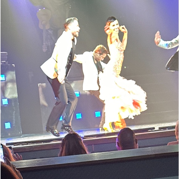 TONIGHT MY HUSBAND & I WENT & SAW SYMPHONY OF DANCE WITH DEREK & HAYLEY HOUGH💝 - Picture 10 of 12